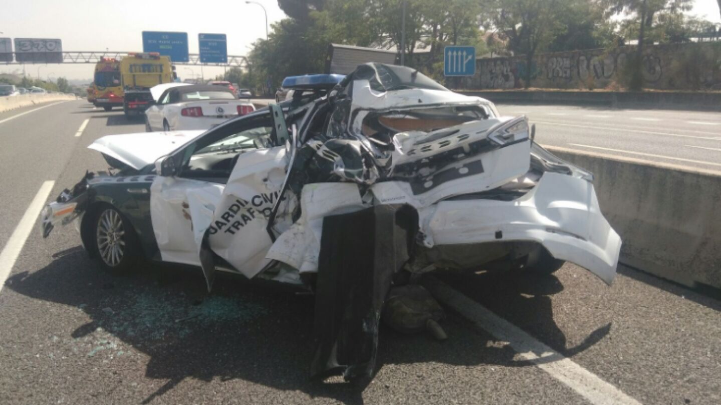 Coche de la Guardia Civil destrozado