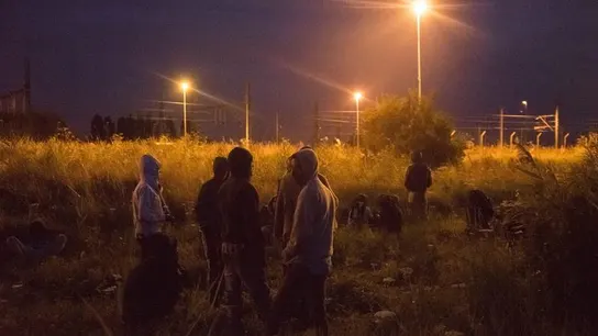 Inmigrantes se dirigen hacia el Canal de la Mancha Inmigrantes se dirigen hacia el Canal de la Mancha