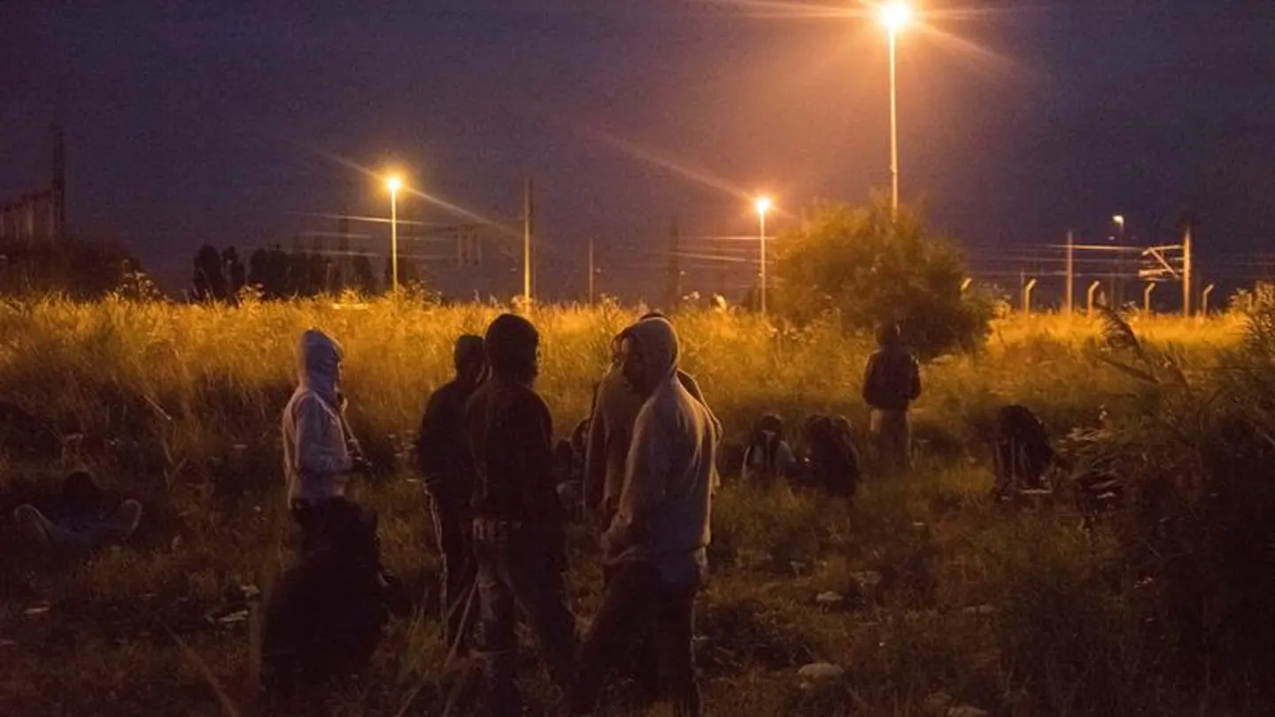 Inmigrantes se dirigen hacia el Canal de la Mancha Inmigrantes se dirigen hacia el Canal de la Mancha