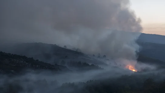 Vista del incendio forestal declarado en la localidad ourensana de Muíños. Vista del incendio forestal declarado en la localidad ourensana de Muíños.