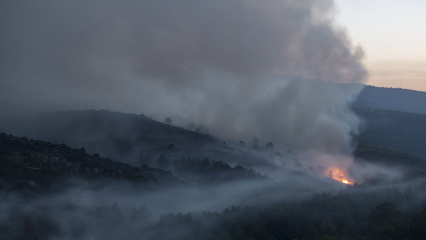 Vista del incendio forestal declarado en la localidad ourensana de Mu&iacute;&ntilde;os.
