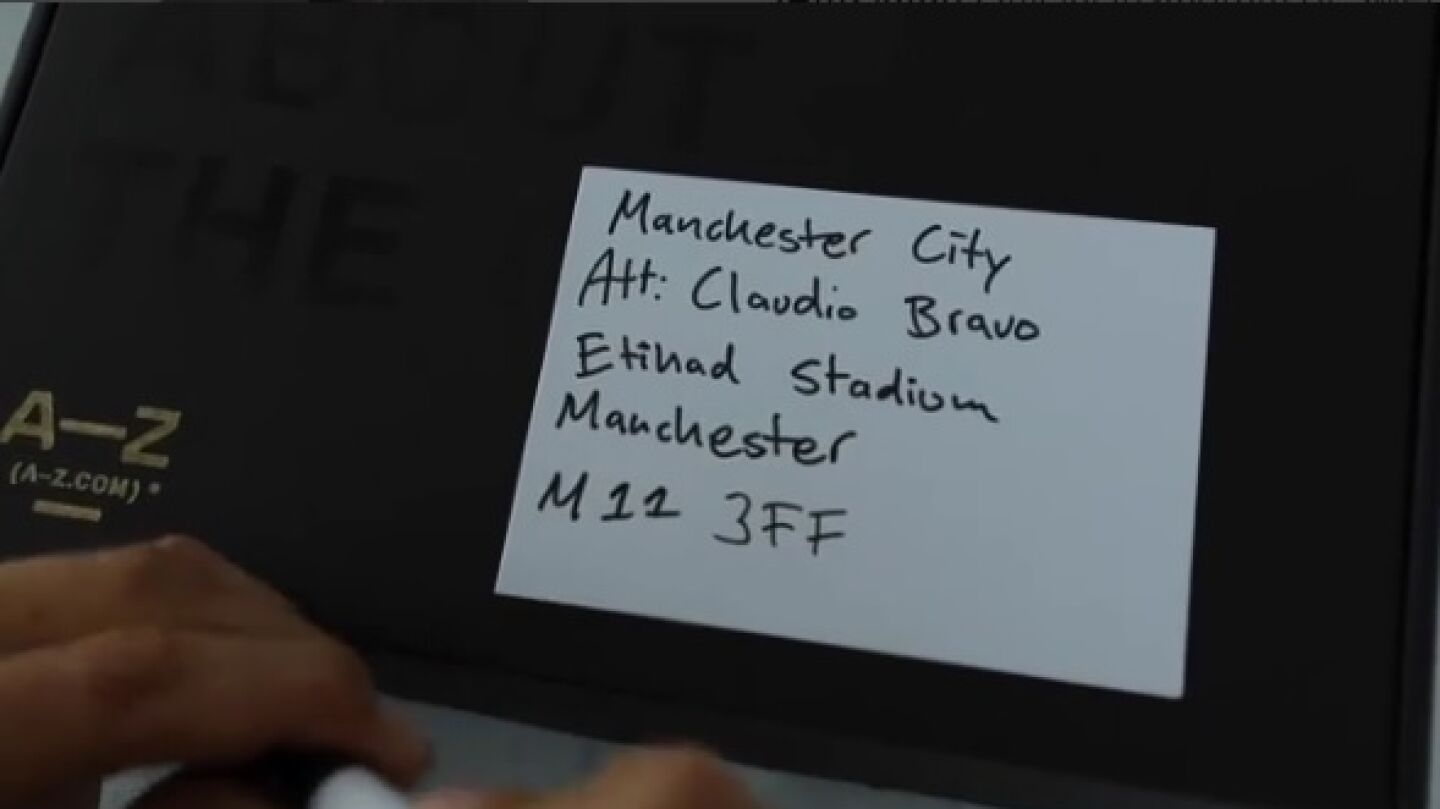 Ibrahimovic le manda una camiseta a Claudio Bravo