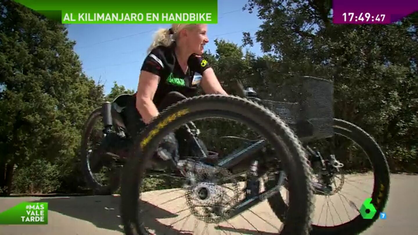 Frame 24.255543 de: Subir el Kilimanjaro con una mountain bike, el reto de la deportista paral&iacute;mpica Gemma Hassem-Bey