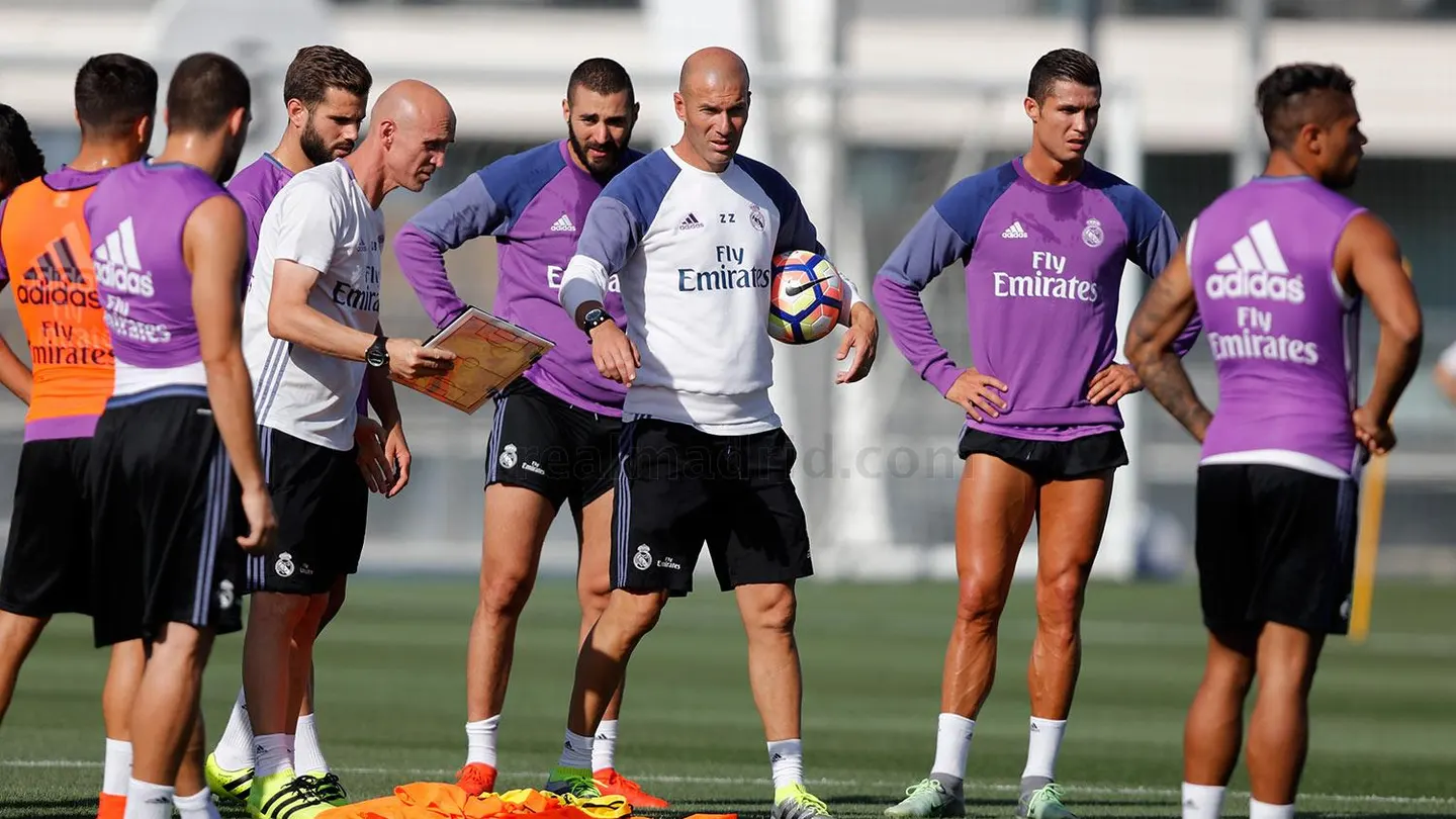 Zidane da instrucciones en el entrenamiento del Real Madrid Zidane da instrucciones en el entrenamiento del Real Madrid