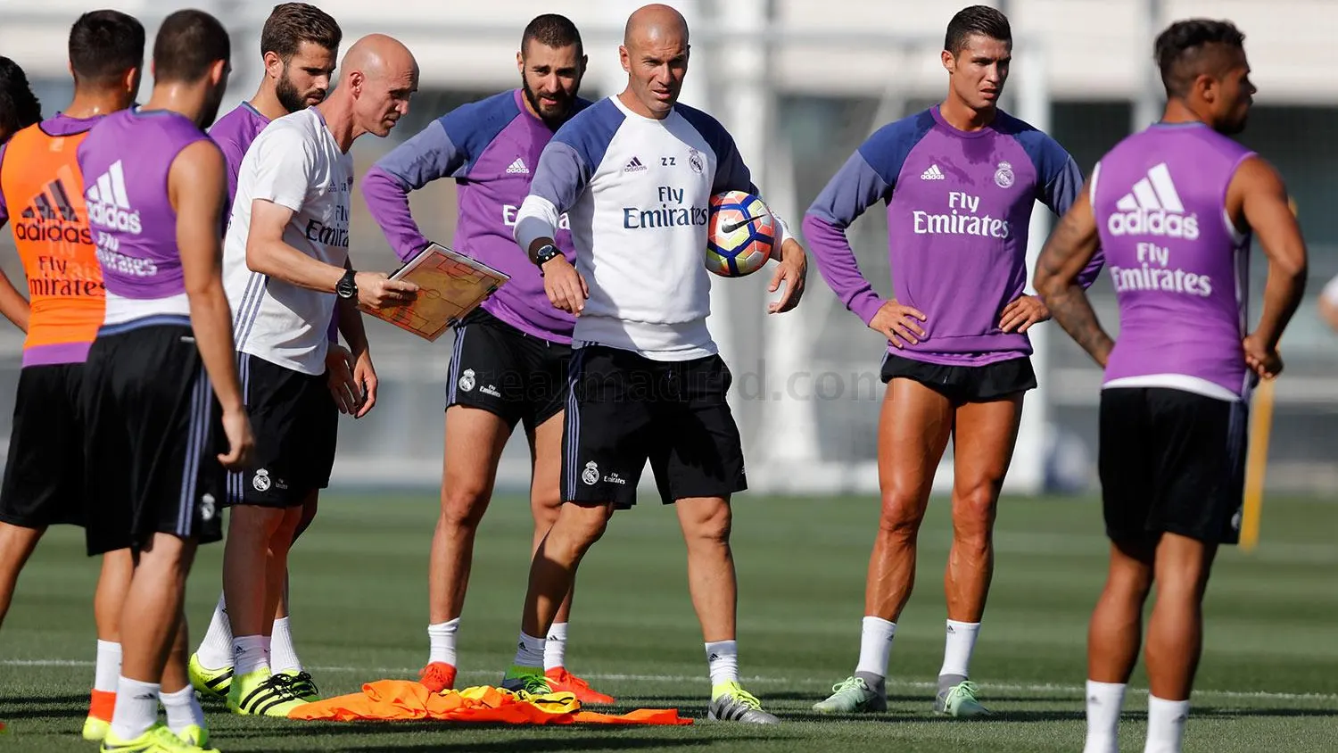 Zidane da instrucciones en el entrenamiento del Real Madrid