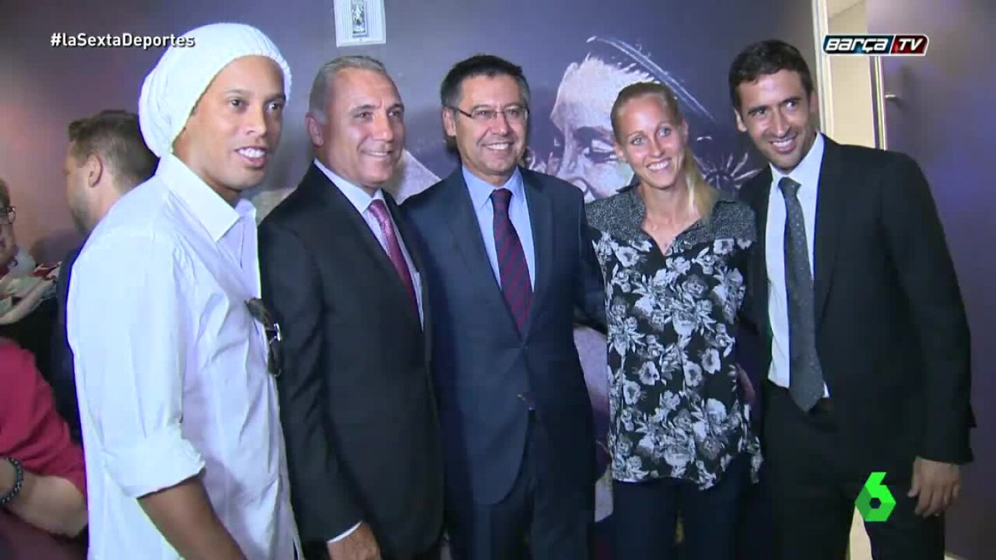 Ra&uacute;l posando con leyendas del Bar&ccedil;a en Nueva York.