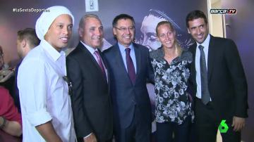 Raúl posando con leyendas del Barça en Nueva York.