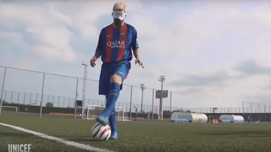 Leo Messi marca un penalti con los ojos vendados Leo Messi marca un penalti con los ojos vendados