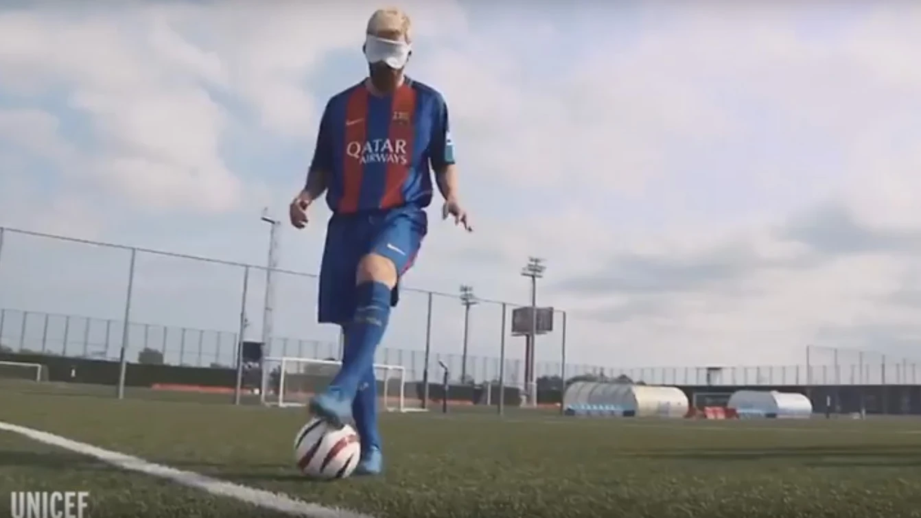 Leo Messi marca un penalti con los ojos vendados