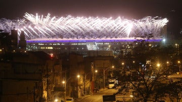 El estadio de Maracaná, iluminado por los fuegos artificiales