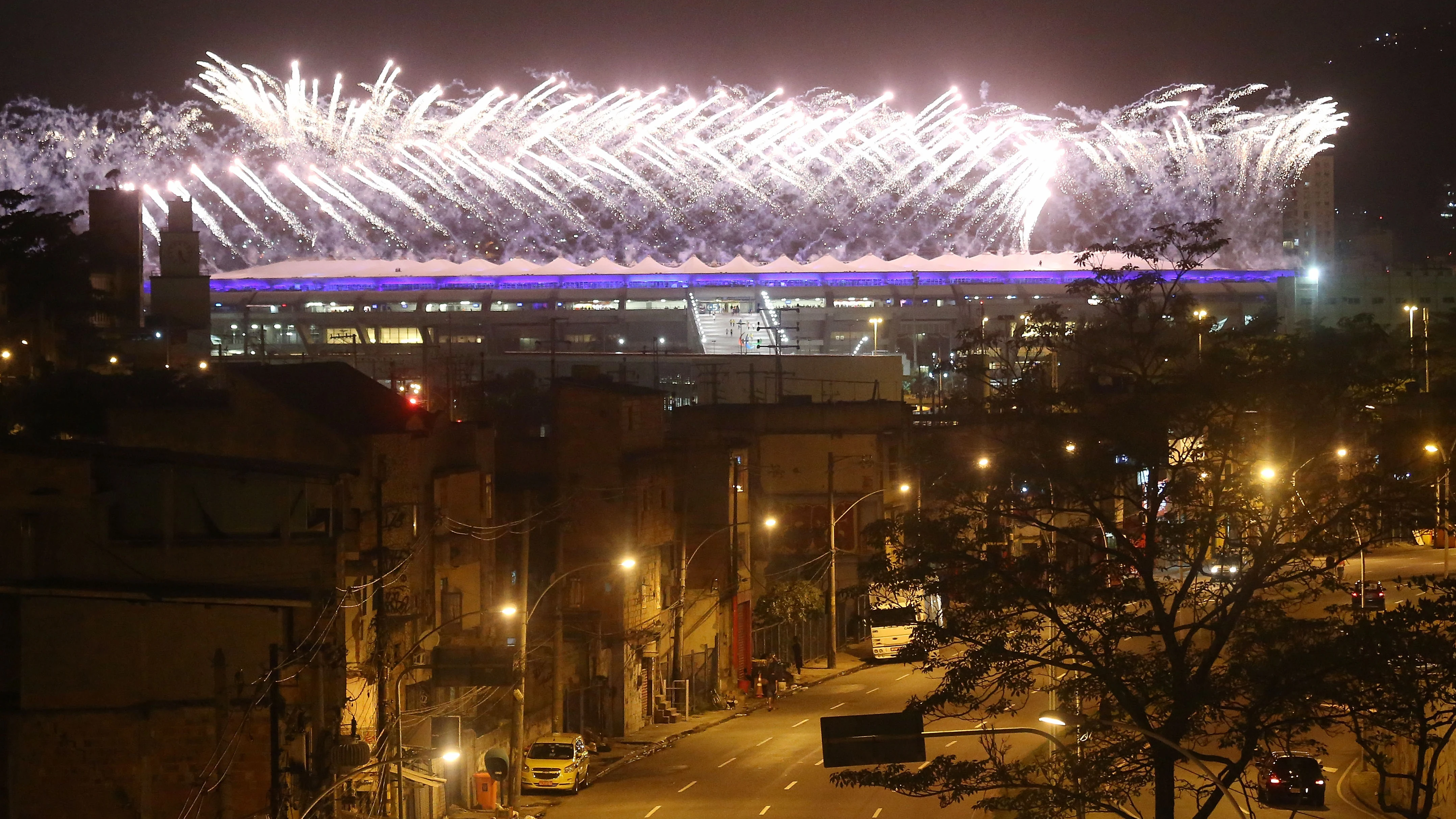 El estadio de Maracaná, iluminado por los fuegos artificiales