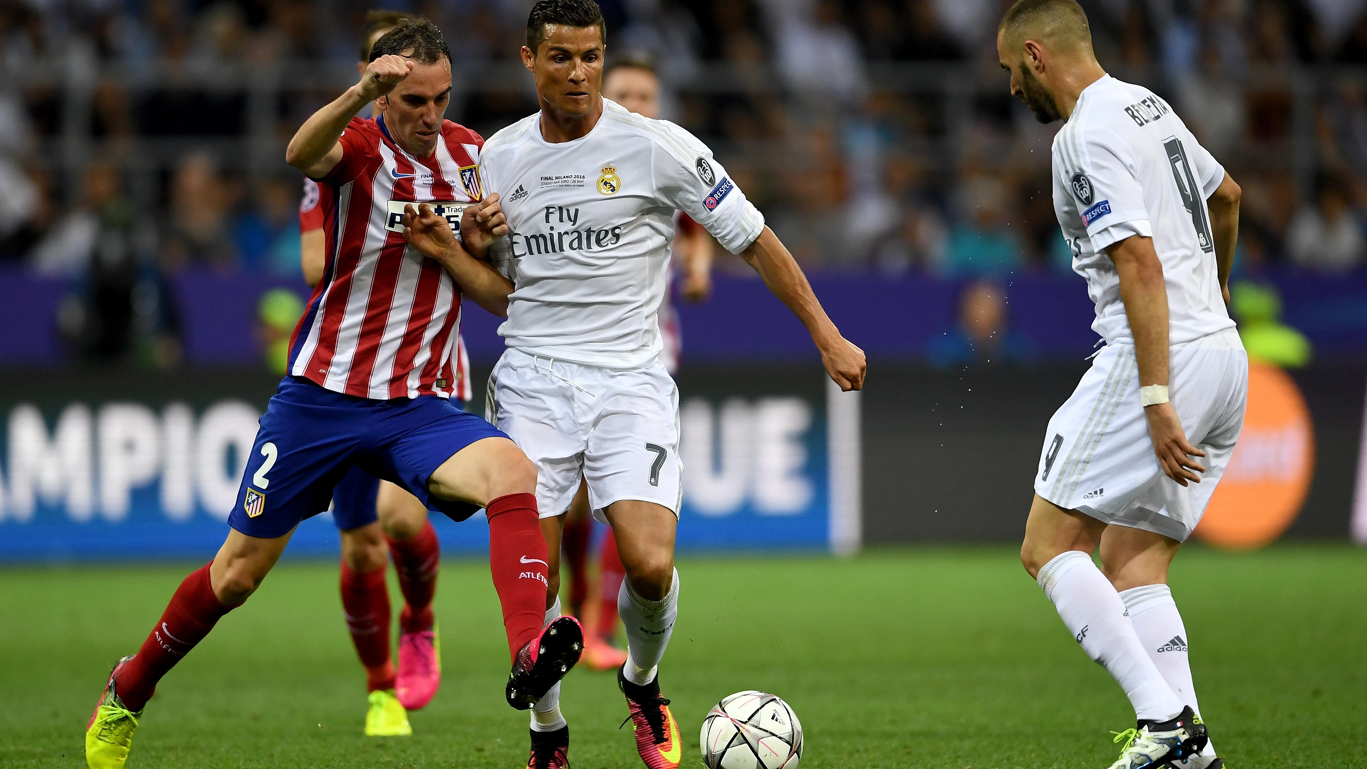 Cristiano y Godín pelean por el balón en un partido