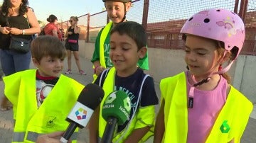 Los alumnos protestan porque aún no se han terminado las obras del colegio.