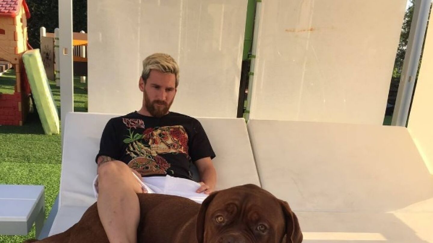 Messi posando con su perro.