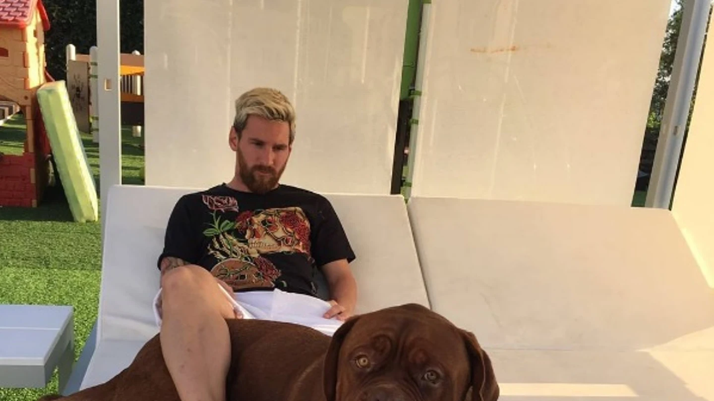 Messi posando con su perro. Messi posando con su perro.