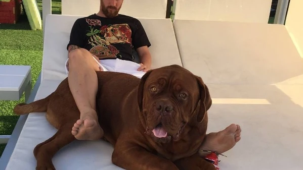 Messi posando con su perro. Messi posando con su perro.