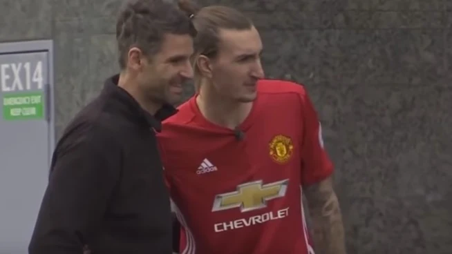 El doble de Ibrahimovic que causa furor en Manchester El doble de Ibrahimovic que causa furor en Manchester