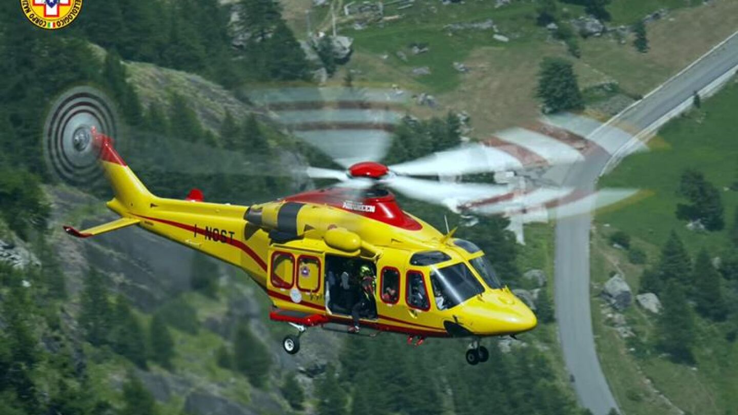 Helic&oacute;ptero del organismo italiano, Alpine Resuce, durante las labores de evacuaci&oacute;n