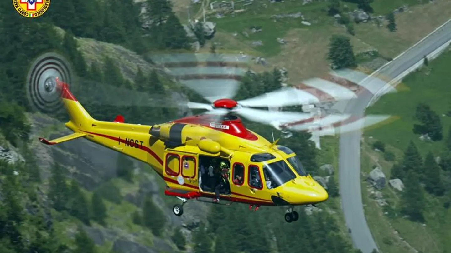 Helicóptero del organismo italiano, Alpine Resuce, durante las labores de evacuación Helicóptero del organismo italiano, Alpine Resuce, durante las labores de evacuación
