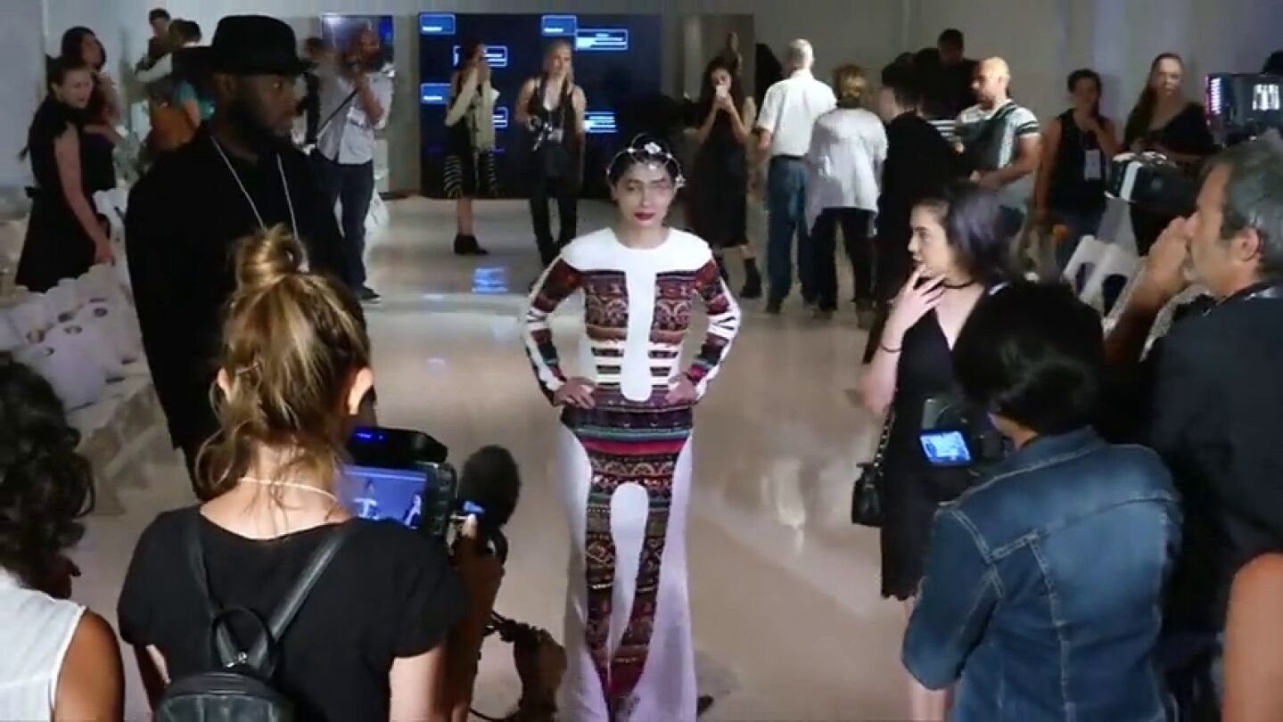 Frame 53.250065 de: Una joven de 19 a&ntilde;os a la que desfiguraron la cara con &aacute;cido desfila en la Semana de la Moda de Nueva York