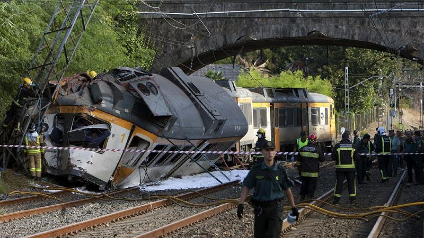 Imagen del tren que ha descarrilado en O Porri&ntilde;o, Galicia