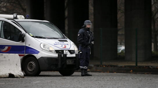 Un polic&iacute;a vigila en Porte de la Villete, uno de los accesos a la ciudad de Par&iacute;s