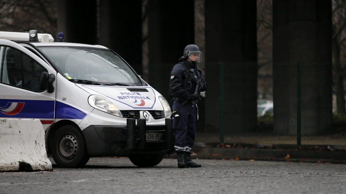 Un polic&iacute;a vigila en Porte de la Villete, uno de los accesos a la ciudad de Par&iacute;s