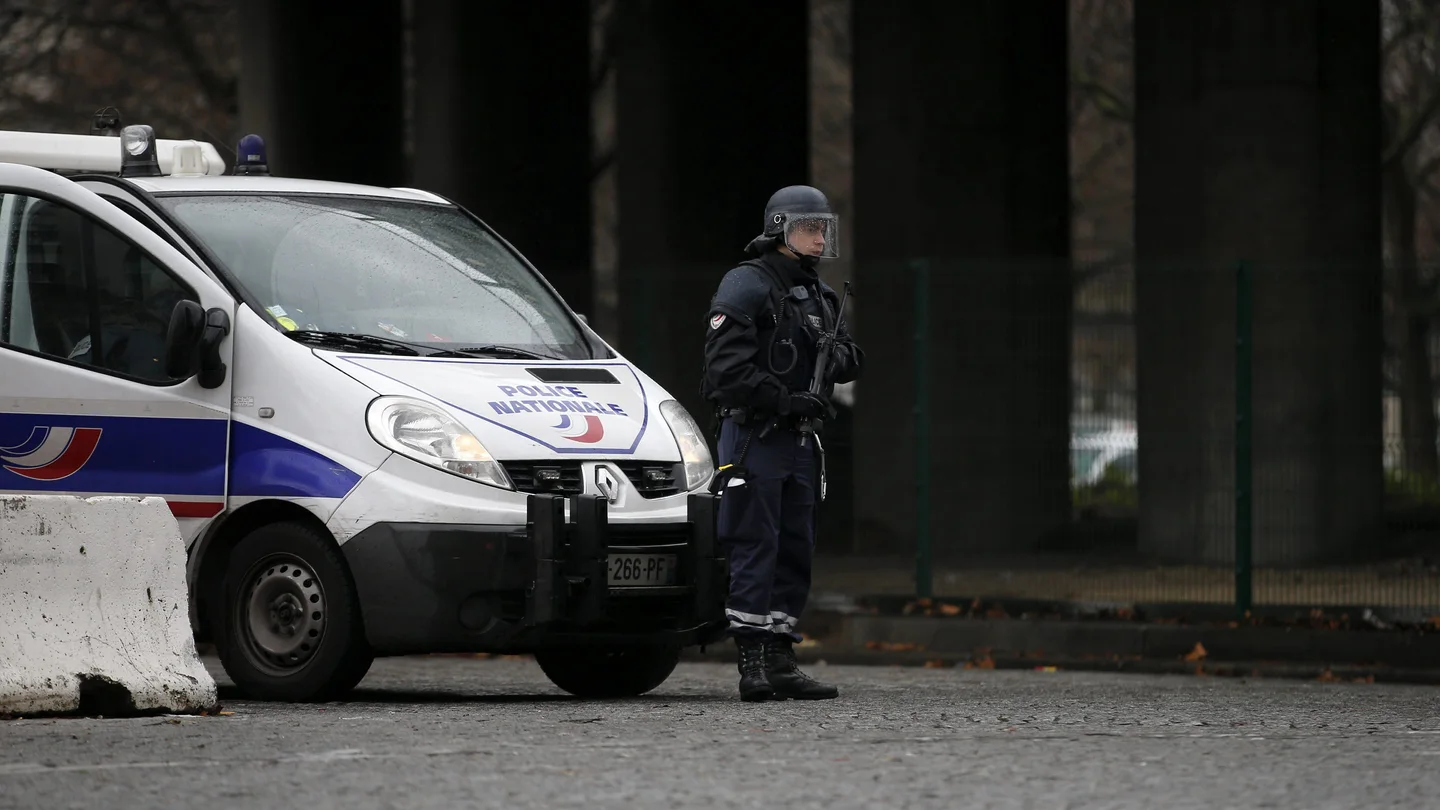 Un policía vigila en Porte de la Villete, uno de los accesos a la ciudad de París. Un policía vigila en Porte de la Villete, uno de los accesos a la ciudad de París