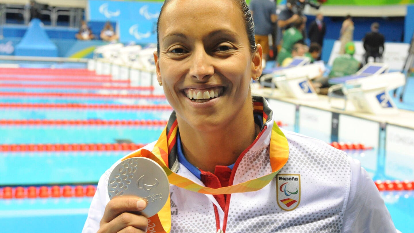 Teresa Perales muestra orgullosa la plata conseguida en los Juegos Paral&iacute;mpicos de R&iacute;o 2016