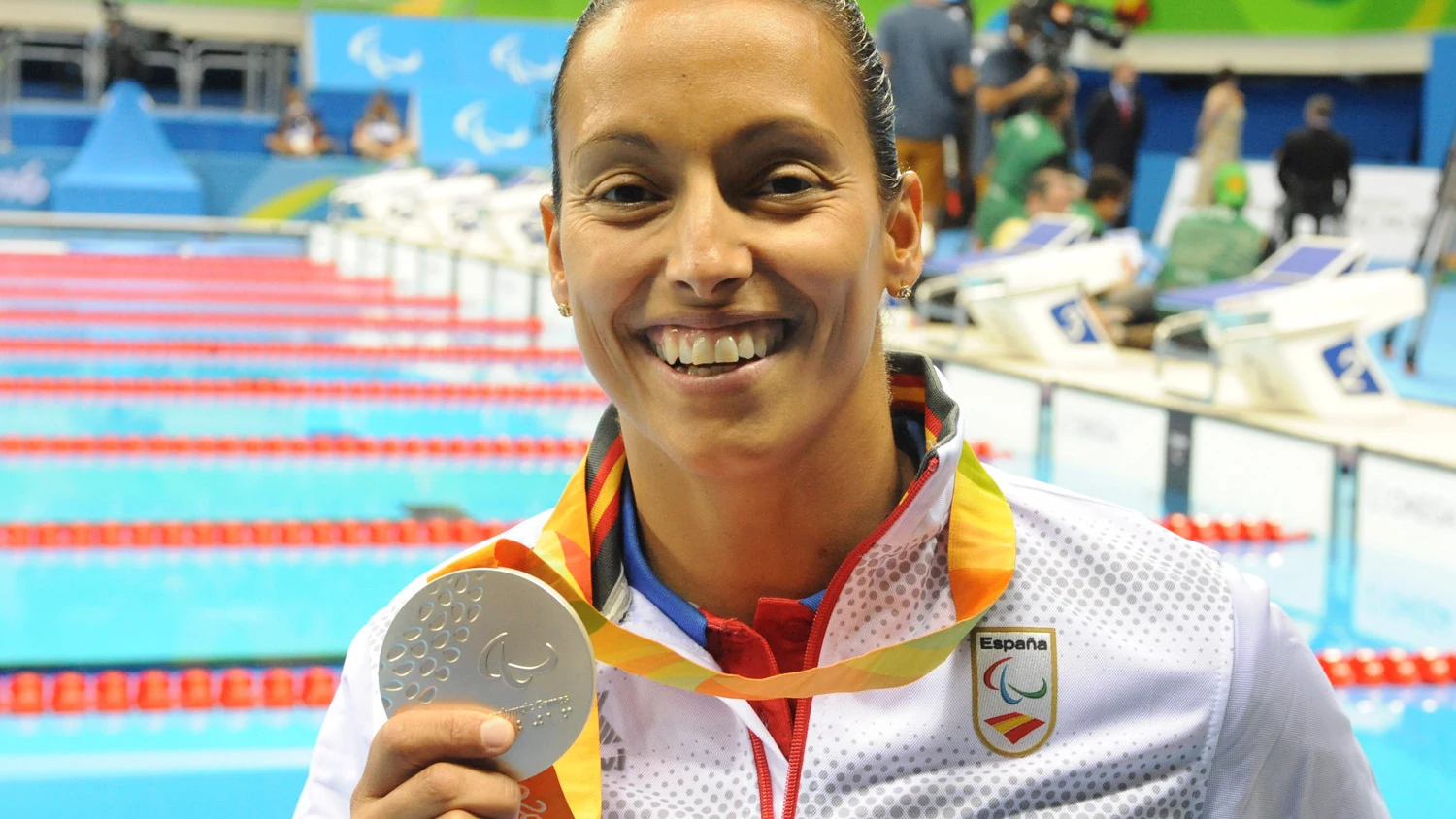 Teresa Perales muestra orgullosa la plata conseguida en los Juegos Paralímpicos de Río 2016