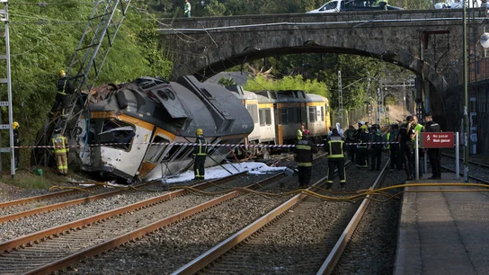 Cuatro muertos y más de 40 heridos al descarrilar un tren de pasajeros en O Porriño, Galicia Cuatro muertos y más de 40 heridos al descarrilar un tren de pasajeros en O Porriño, Galicia