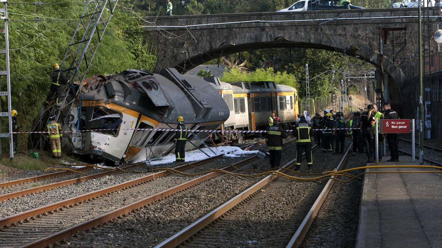 Cuatro muertos y m&aacute;s de 40 heridos al descarrilar un tren de pasajeros en O Porri&ntilde;o, Galicia