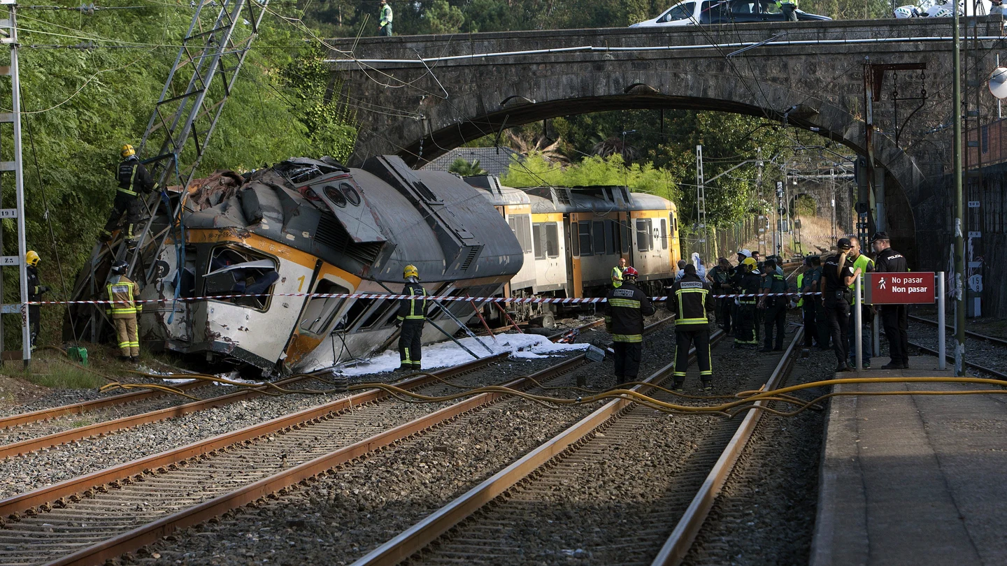 Cuatro muertos y más de 40 heridos al descarrilar un tren de pasajeros en O Porriño, Galicia Cuatro muertos y más de 40 heridos al descarrilar un tren de pasajeros en O Porriño, Galicia