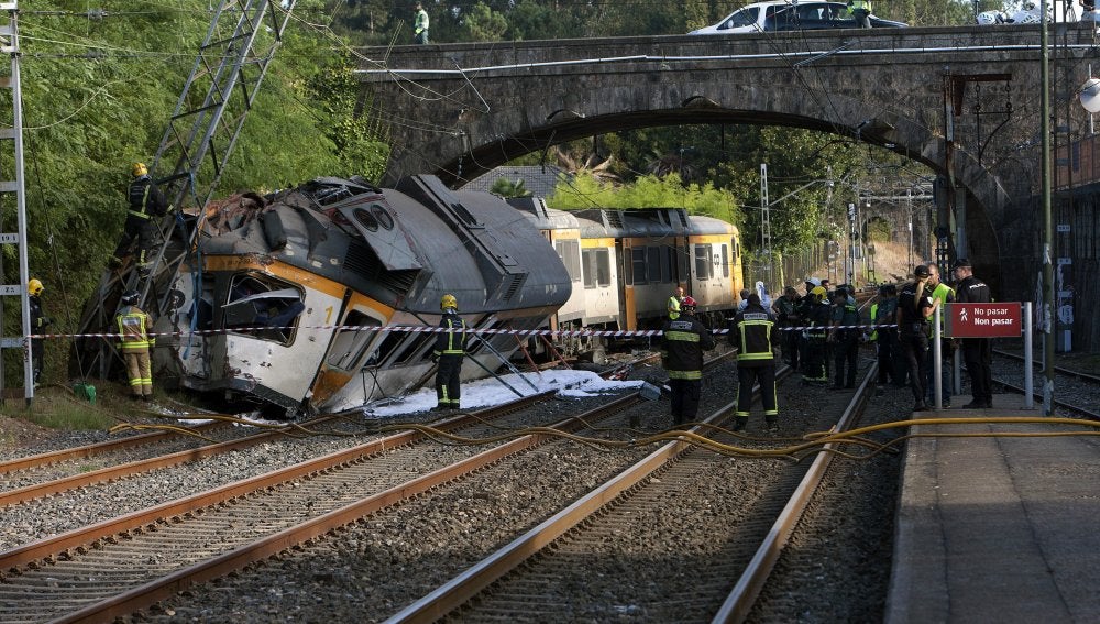 Cuatro muertos y más de 40 heridos al descarrilar un tren de pasajeros en O Porriño, Galicia