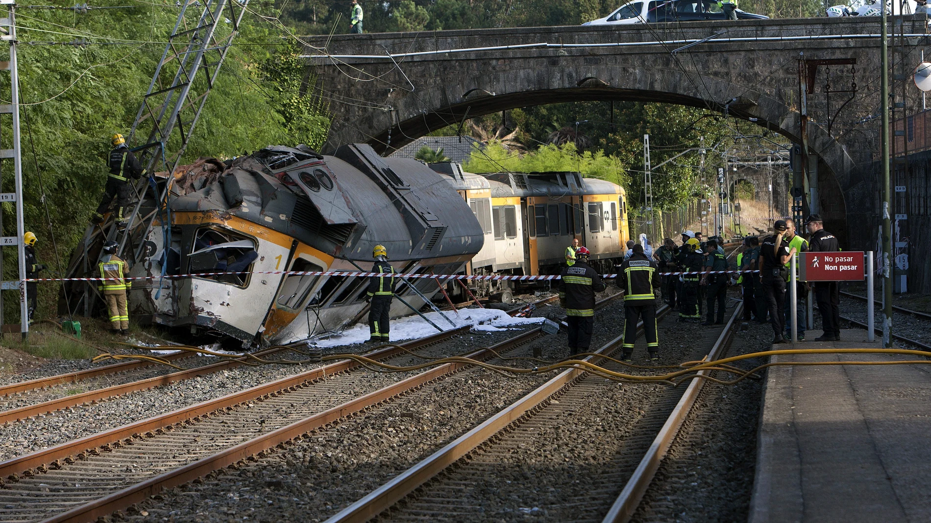 Cuatro muertos y más de 40 heridos al descarrilar un tren de pasajeros en O Porriño, Galicia