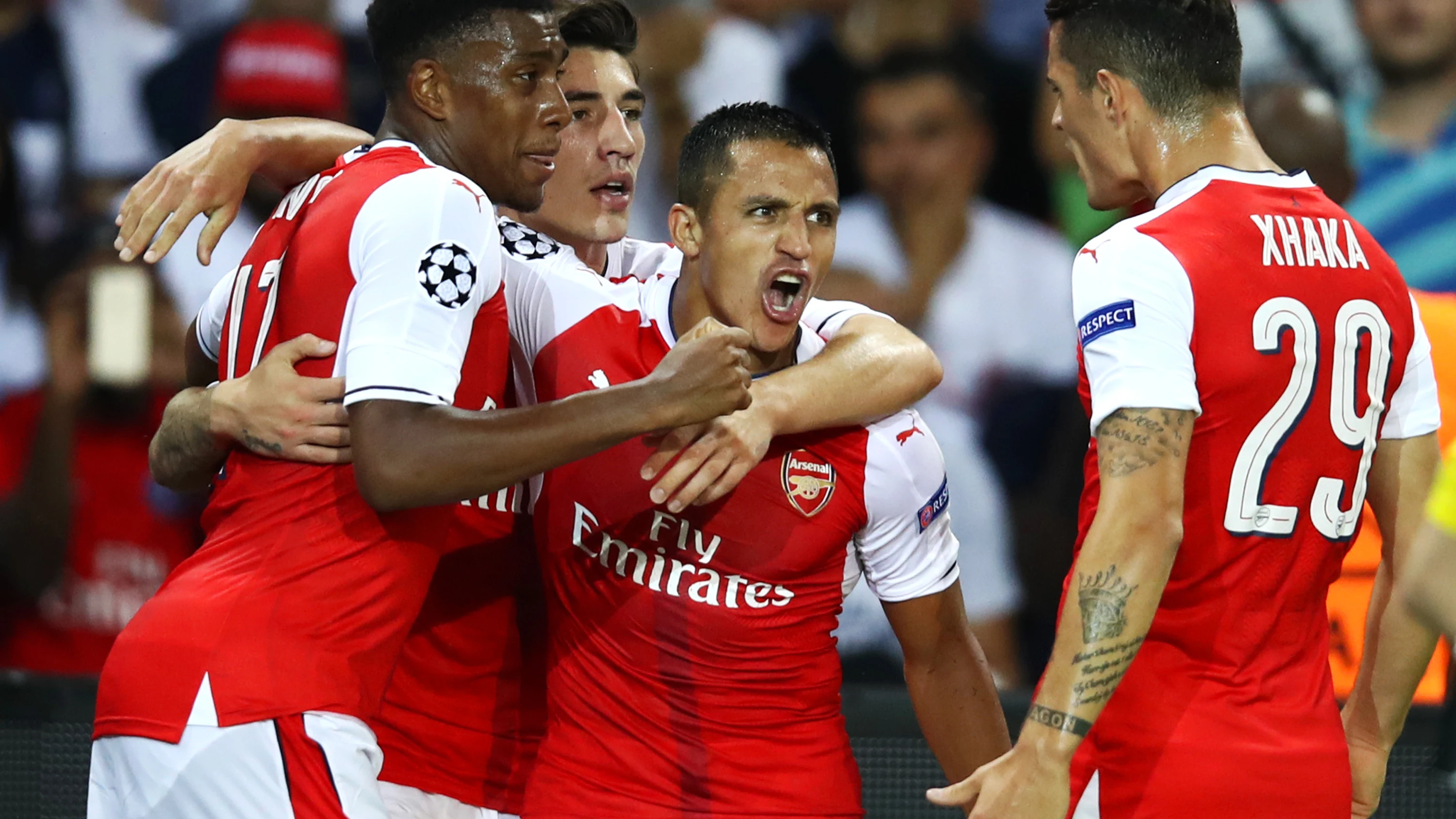 Alexis Sánchez celebra su gol con el Arsenal