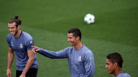 Cristiano bromea en el entrenamiento de Valdebebas Cristiano bromea en el entrenamiento de Valdebebas