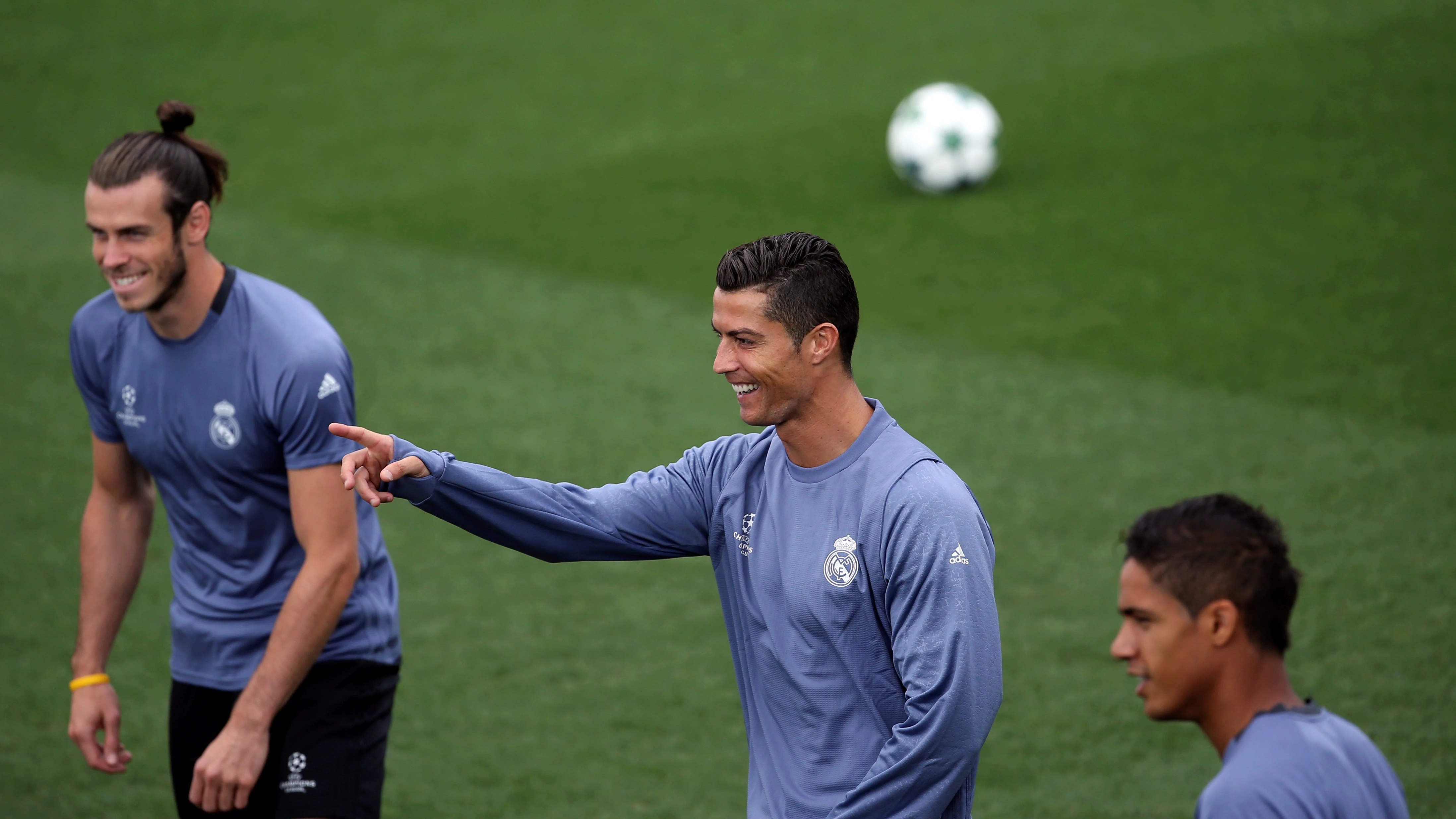 Cristiano bromea en el entrenamiento de Valdebebas