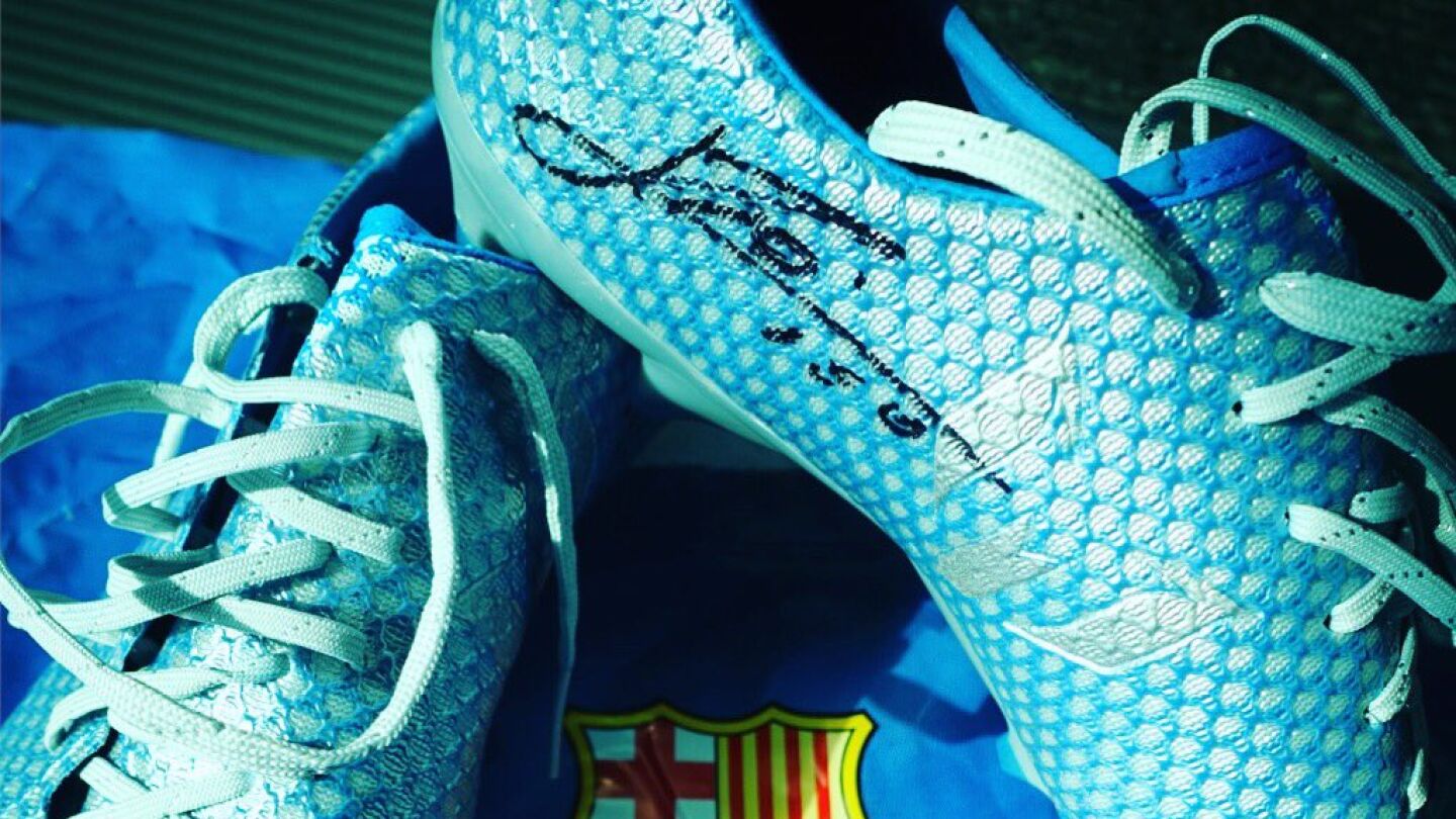 Las botas firmadas de Messi para Froome