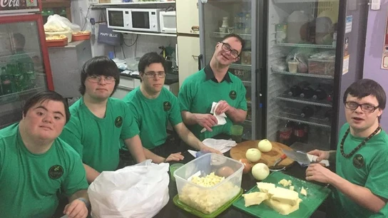 'Los Perejiles' cocinando. 'Los Perejiles' cocinando.