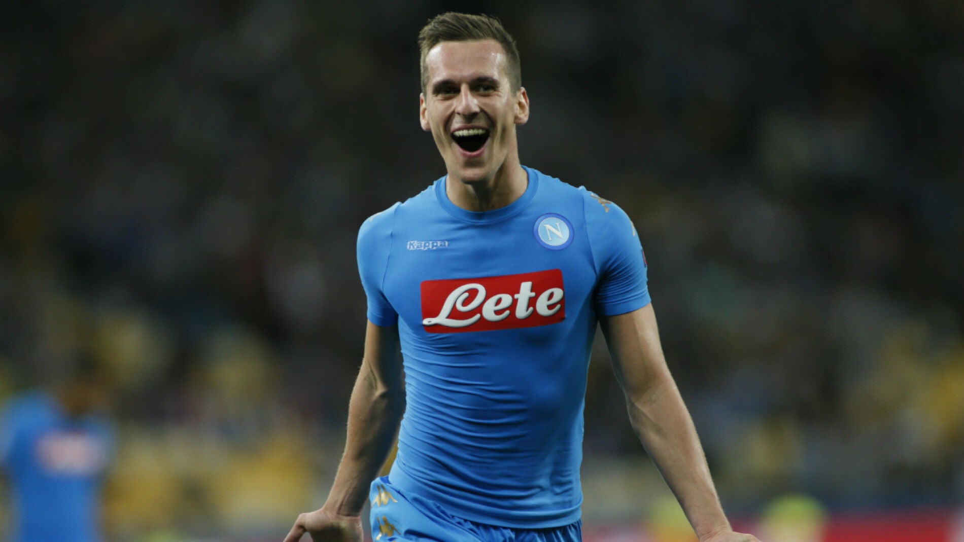 Milik celebra un gol con el Nápoles