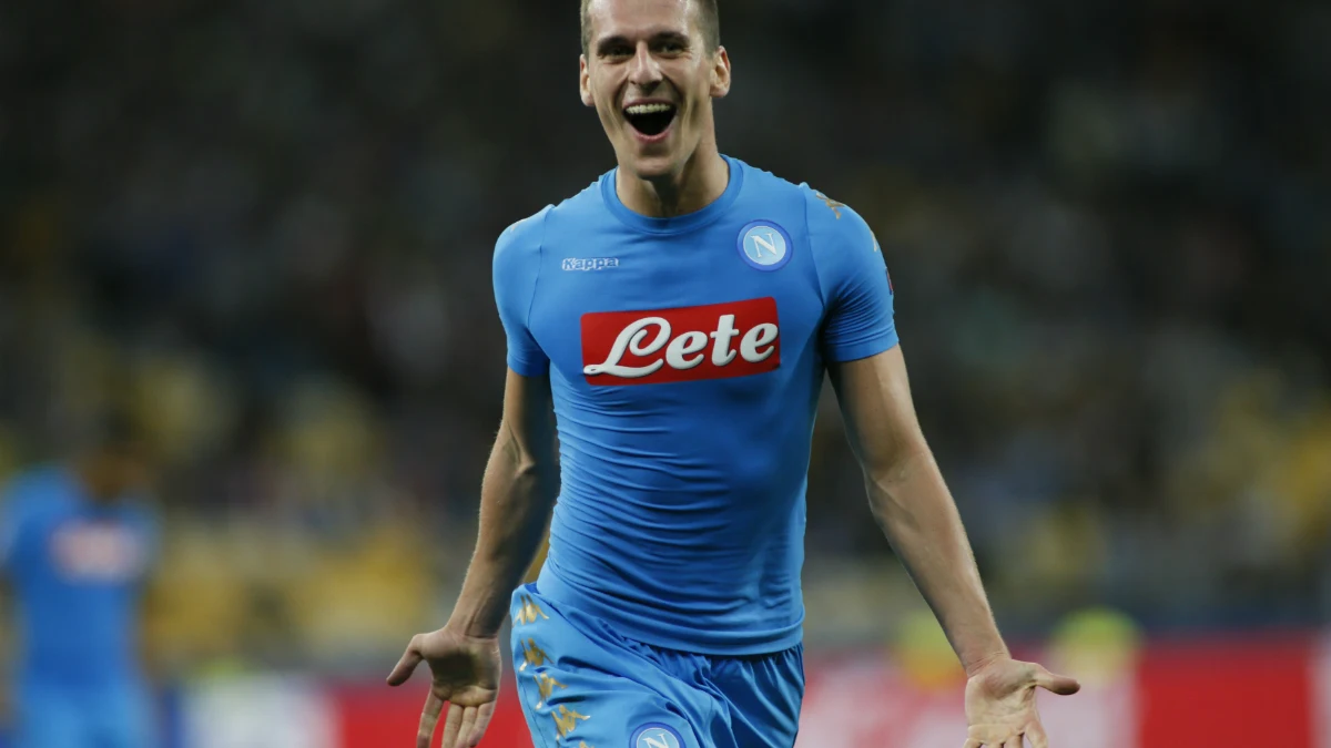 Milik celebra un gol con el Nápoles