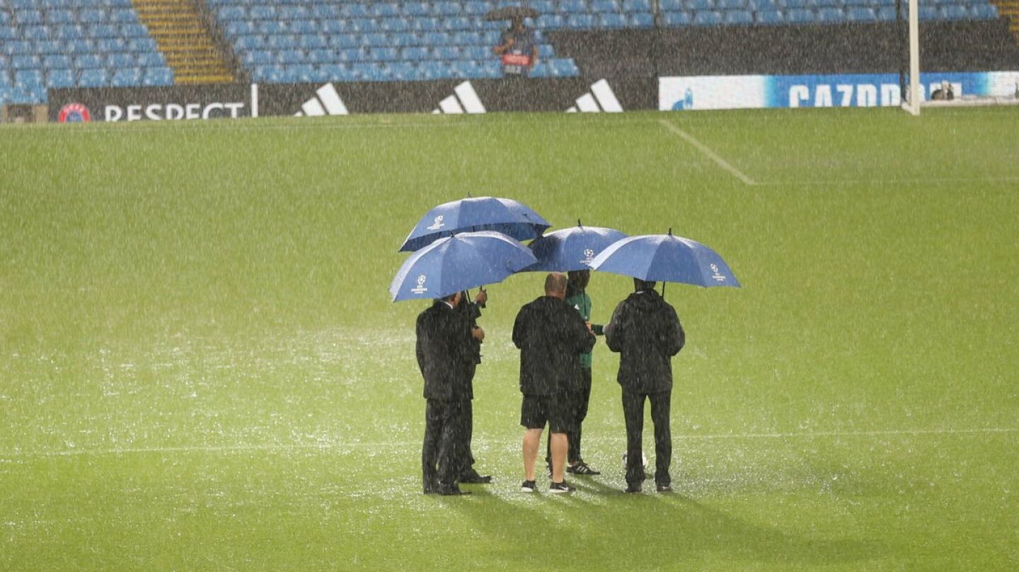 Los &aacute;rbitros inspeccionan el Etihad