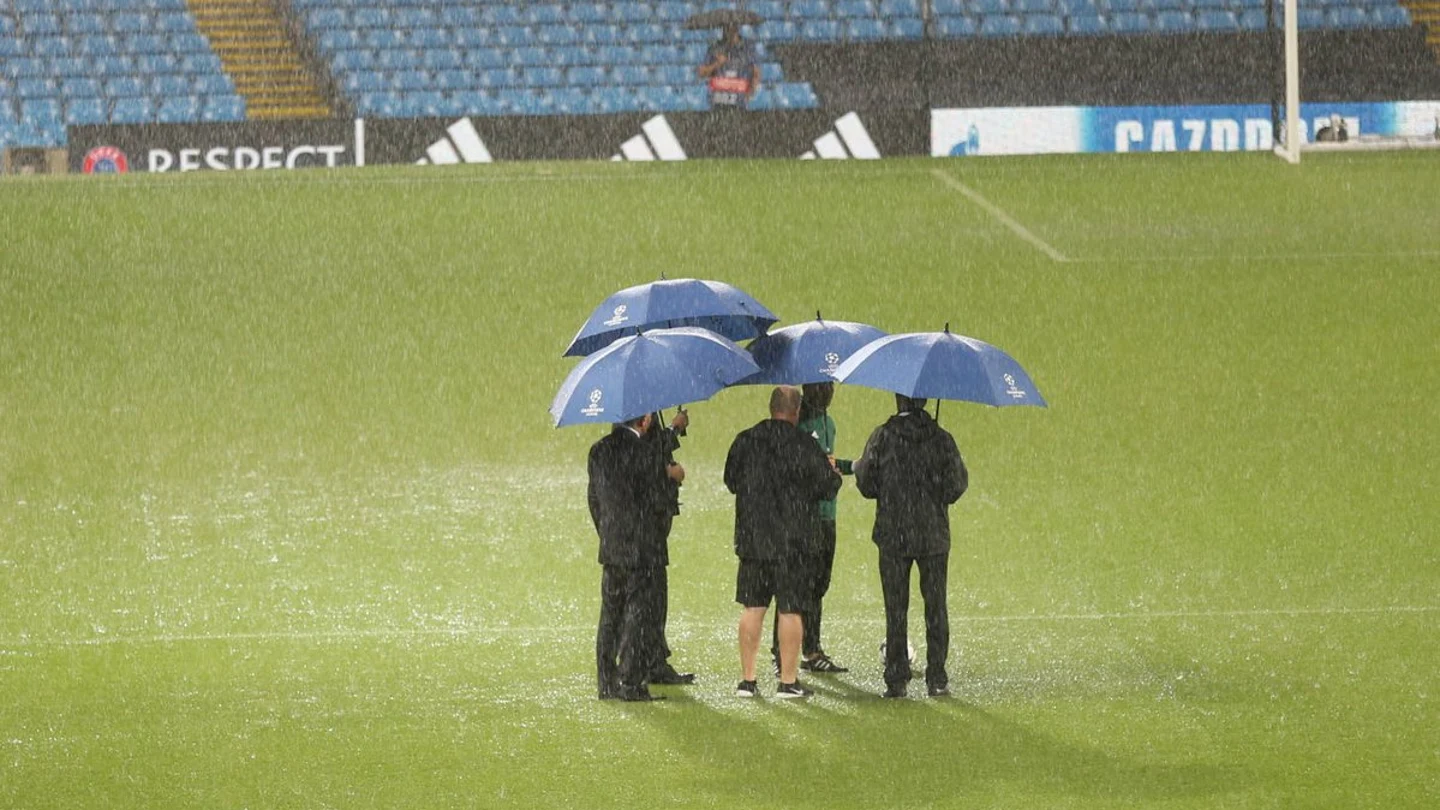 Los árbitros inspeccionan el Etihad Los árbitros inspeccionan el Etihad