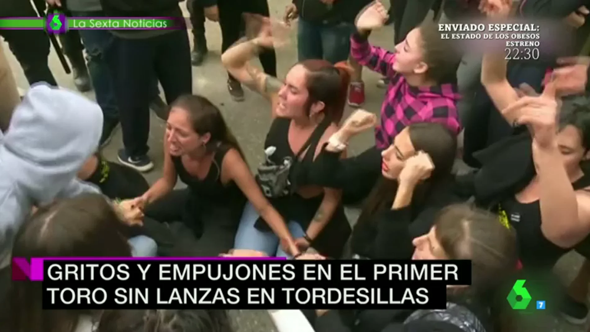 Frame 90.976899 de: Tensión en los enfrenteamientros entre animalistas y defensores del Toro de la Peña en Tordesillas
