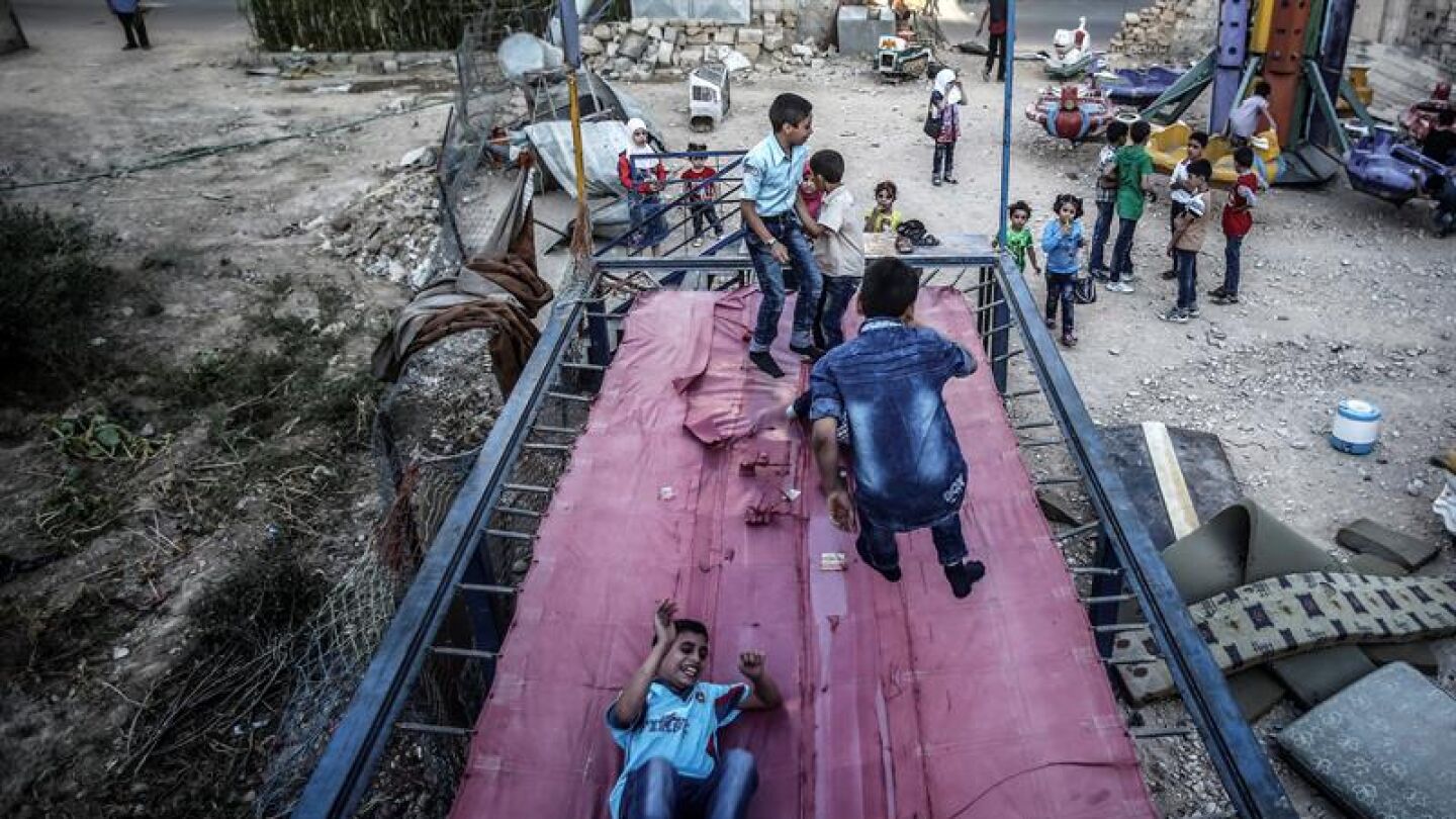 Varios ni&ntilde;os juegan en un trampol&iacute;n en Siria