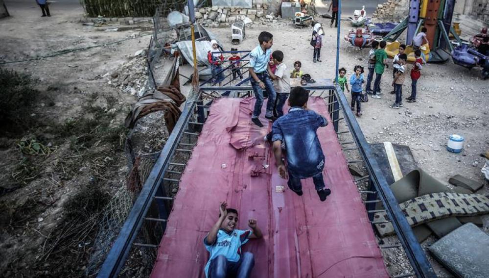 Varios niños juegan en un trampolín en Siria