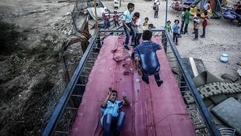 Varios niños juegan en un trampolín en Siria