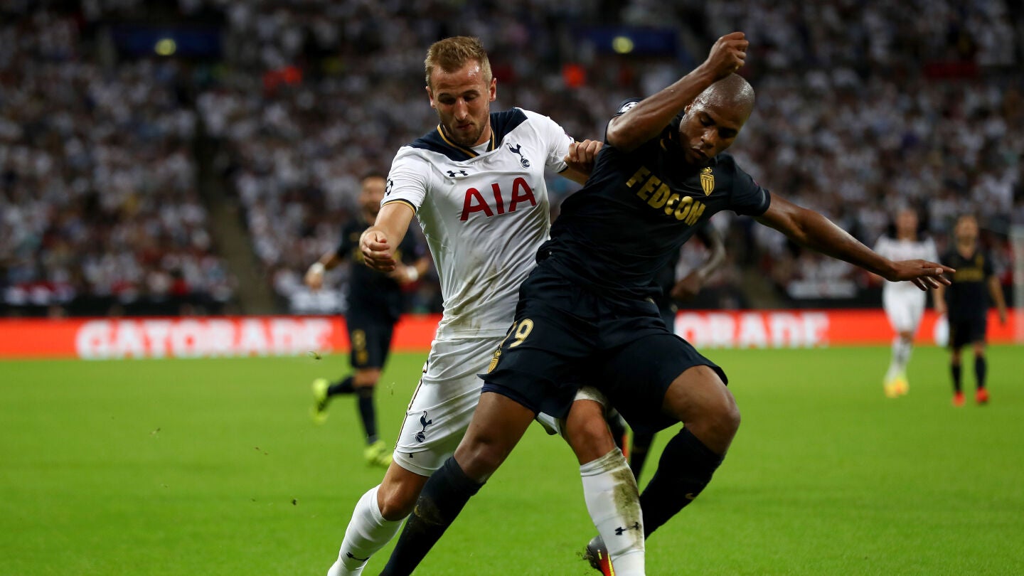 Harry Kane y Sidibe se disputan el bal&oacute;n en el Tottenham - M&oacute;naco