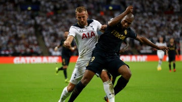 Harry Kane y Sidibe se disputan el balón en el Tottenham - Mónaco